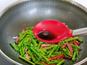 加入一小勺生抽提鲜。