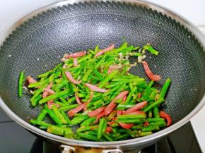 快速翻炒均匀，关火出锅。