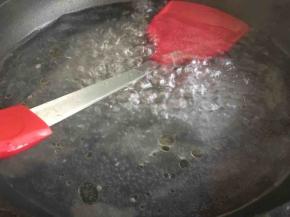 起锅倒入适量清水，水开倒入少许油、半勺盐；