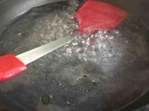 起锅倒入适量清水，水开倒入少许油、半勺盐；