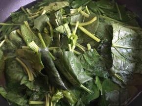 菠菜沥干水倒入锅中，焯水30秒左右；