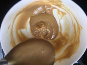 取一小碗，倒入一勺花生酱、一勺凉开水、少许生抽搅拌均匀成流动状态；