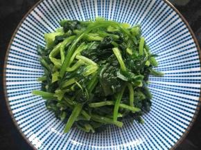 挤干水份倒入碗中；