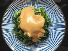 将花生酱淋至菠菜上即可；