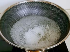 锅中加入纯净水烧开，下西米，大火烧开，转中小火慢煮。