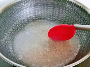 待西米半透明时，加入一勺纯净水，用勺子不断搅拌，煮制西米晶莹剔透为止。