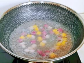 西米煮好后下入三色芋圆，中小火煮。