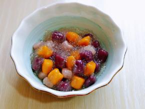 焖好后的西米和芋圆用纯净水反复冲洗，颗颗饱满，放入器具中。