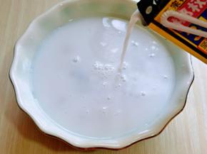 倒入椰汁，加入蜜豆即可食用。