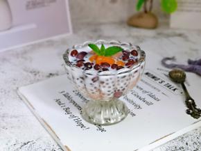 芋圆也可以自己做，紫色的是紫薯泥＋木薯粉，黄色是南瓜泥加木薯粉，彩色是山药＋木薯粉。