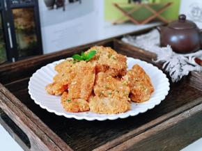 粉蒸肉出锅啦～撒上葱花。