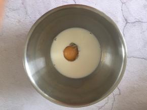 鸡蛋磕入盆中，加牛奶搅拌均匀。