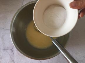 再倒入白糖搅拌均匀，倒入玉米油搅匀，倒入炼乳搅匀。
