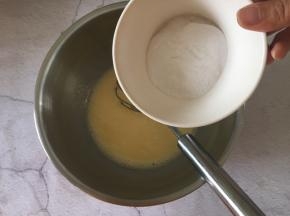 再倒入白糖搅拌均匀，倒入玉米油搅匀，倒入炼乳搅匀。