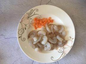 大虾去掉壳， 挑去沙线，清洗干净备用。
