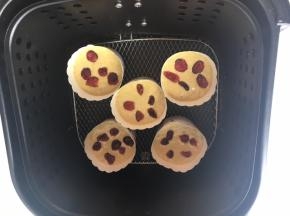 把纸杯放入纽维福空气炸锅烤篮中。