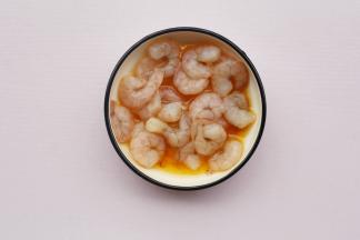 虾仁洗净抽线，加少许生抽和盐腌制10分钟。