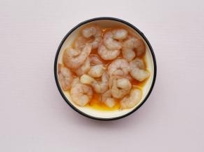 虾仁洗净抽线，加少许生抽和盐腌制10分钟。