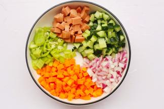 火腿、黄瓜、胡萝卜、青椒、洋葱洗净切丁备用。