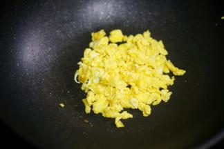 热锅热油加入鸡蛋用筷子划散，炒熟盛出备用。