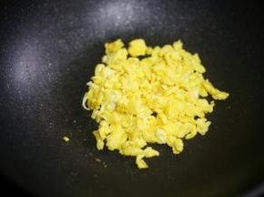 热锅热油加入鸡蛋用筷子划散，炒熟盛出备用。