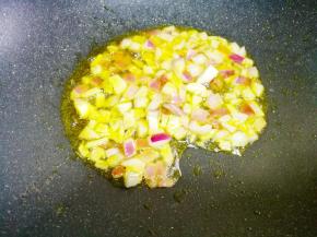 另起锅，加入洋葱爆香，