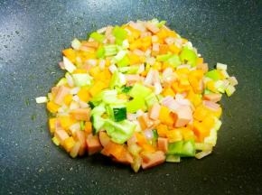 加入胡萝卜、黄瓜翻炒至熟，