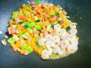 虾仁加到一旁翻炒至变色。