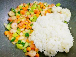 调最小火，加入米饭，迅速炒散。