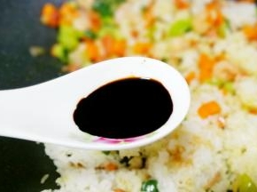 一勺蚝油。