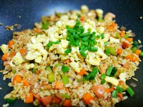 加入葱花。炒匀。