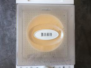 把蛋液过滤一遍去撇去浮沫，包上保鲜膜扎几个孔，放入锅蒸10分钟左右至蛋液凝固。
