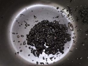 黑芝麻淘洗干净