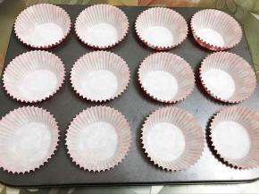 模具里摆上纸托