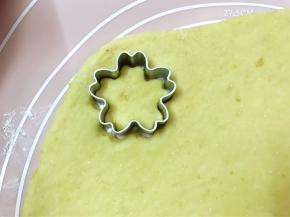 用饼干模具压出形状