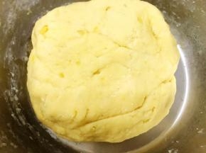 揉成面团后盖上保鲜膜发酵