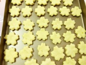 摆入烤盘里盖上保鲜膜二发40分钟