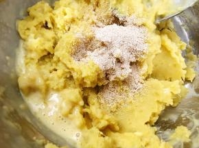 等红薯泥凉至温热后加入酵母