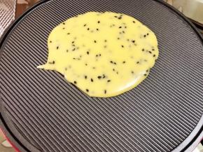 蛋卷机提前预热后，舀入一勺面糊