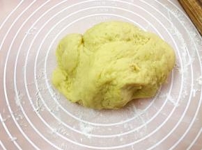 揉面垫上撒上干粉，取出面团揉匀排气