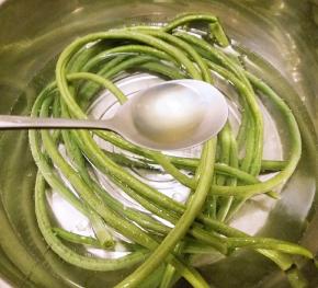 豇豆用开水煮一会儿捞出备用 开水中加入盐2克 食用油半勺