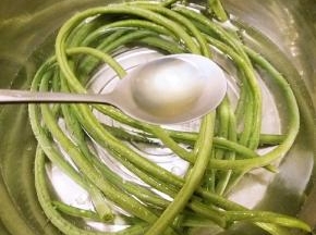 豇豆用开水煮一会儿捞出备用 开水中加入盐2克 食用油半勺