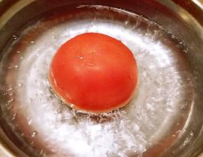 开水汆烫番茄 剥皮