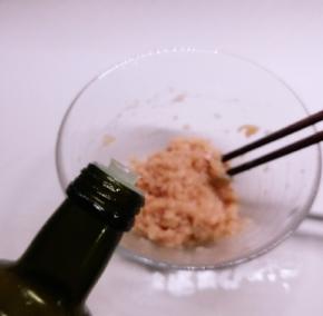 放入生抽 干淀粉 蛋清 胡椒粉 搅拌上劲 淋入食用油 拌入豌豆