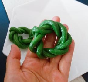 提着豇豆两端沿着各自的方向围着环形缠绕