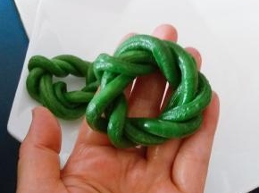 提着豇豆两端沿着各自的方向围着环形缠绕