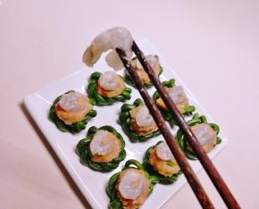 将肉蓉团成肉丸 放到豇豆环上面  顶端摆放一只虾仁