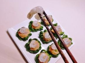 将肉蓉团成肉丸 放到豇豆环上面  顶端摆放一只虾仁