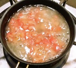 蒸出来的汤水放入小炒锅中加热煮开  加入水淀粉 盐番茄粒 关火