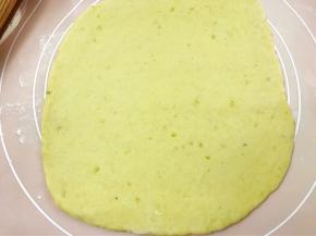 擀成0.5厘米的长片